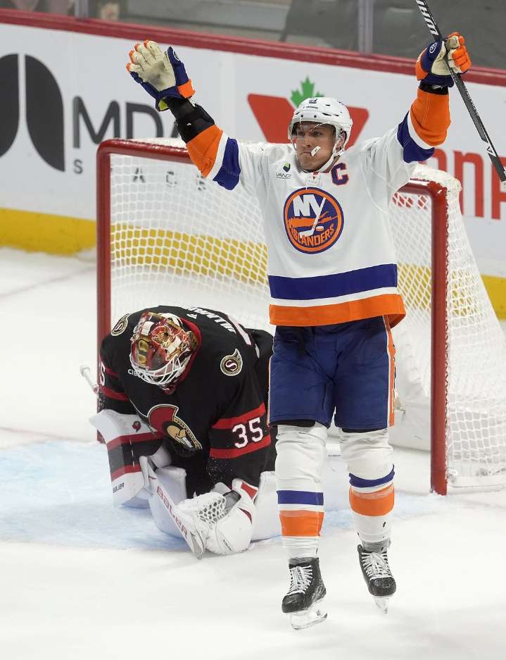 Islanders top Senators 5-4 behind Lee’s late game