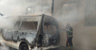 Incendio de combi provoca alarma en la Calzada Ignacio Zaragoza: Conductor resultó lesionado