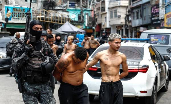 VIDEO. Río de Janeiro, en guerra: decenas de muertos en un feroz choque entre narcos y policías