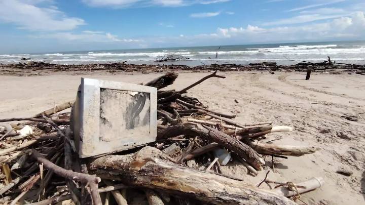 Desde una vaca hasta televisores: esto es lo que la palizada está ‘llevando’ a Playa Miramar