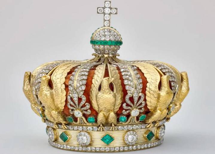 Robo en el Louvre: la corona de más de mil diamantes que los ladrones dejaron en la calle