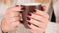 8 colores de uñas inspirados en las bebidas más deliciosas del otoño (y que se ven súper elegantes)