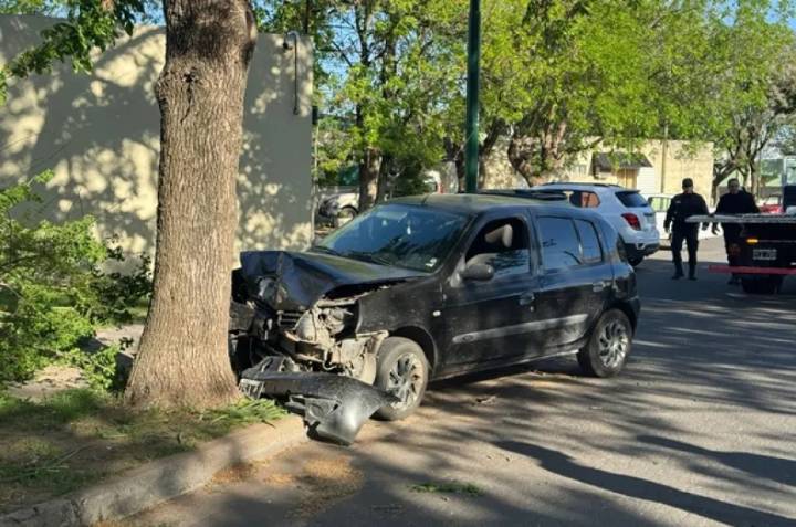 Se durmió al volante y chocó contra dos árboles en General Pico