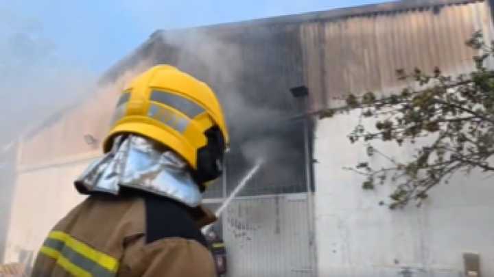 Incendio en una nave industrial de la Vereda de Peperres en la pedanía murciana de Zeneta