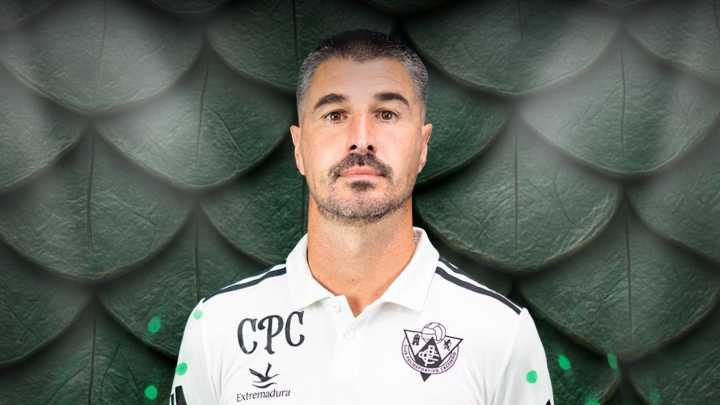 Alex García: "El césped está bastante bien y poder vivir el partido contra el Tenerife en nuestro estadio es lo mejor que nos ha podido pasar"