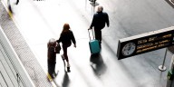 Una pareja polaca se va de vacaciones a Albania y acaba en un hotel en obras, con largas colas para comer y la piscina demolida
