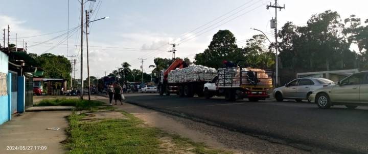 Cierran la carretera nacional de Tucupita por presunto robo de unos cochinos