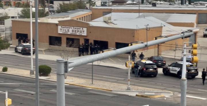 Hombre se atrinchera en negocio tras disturbio doméstico y desata fuerte operativo policial en el Noreste de El Paso