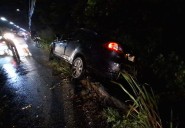 Conductor pierde el control de su unidad y termina en la maleza en Cancún