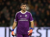 Noche difícil para Dibu Martínez y Buendía con Aston Villa: derrota en Países Bajos, chau invicto en la Europa League y penal a las nubes