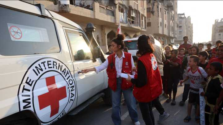 Israel recibe de la Cruz Roja los cuerpos de dos rehenes tras acusar a Hamás de incumplir el acuerdo de paz y bombardear Gaza