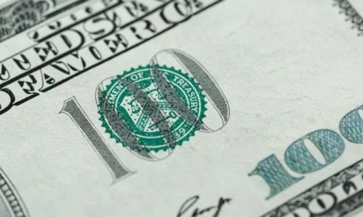 Crece la presión cambiaria: pese a fuertes ventas oficiales, el dólar superó los $ 1.450 en bancos, mientras el CCL llegó a $ 1.570