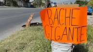 Vecinos advierten con muebles a automovilistas de la presencia de un bache