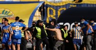 Bochornoso final: hinchas de Everton invaden el partido ante la UC para increpar a sus jugadores