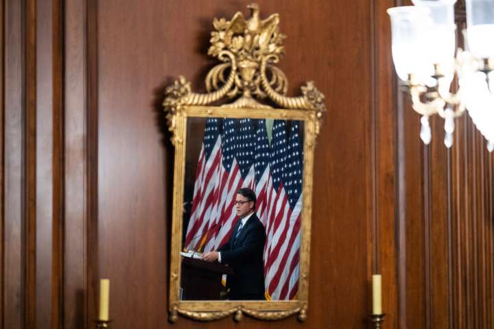 Capitol Lens | Man in the mirror - Roll Call