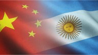 China le respondió a Scott Bessent: advirtió intenciones de "confrontación e intervencionismo" en el acuerdo con Argentina