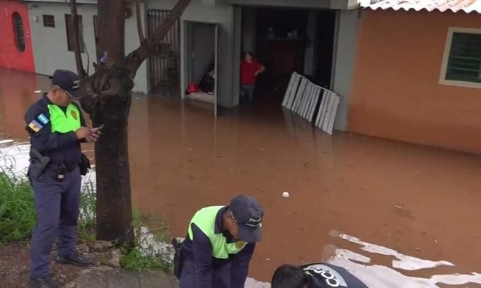 Derrumbes y calles anegadas dejan lluvias nuevamente en la capital hondureña