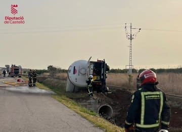 Un camionero resulta herido leve tras dañar un puente de la AP