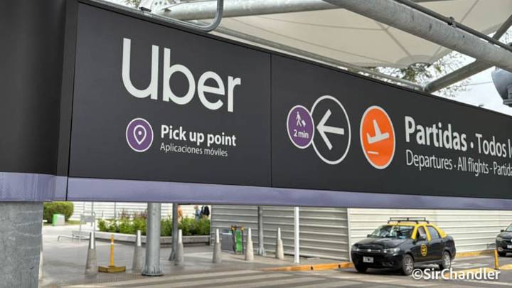 Taxistas y choferes de aplicaciones a los golpes frente al Aeroparque