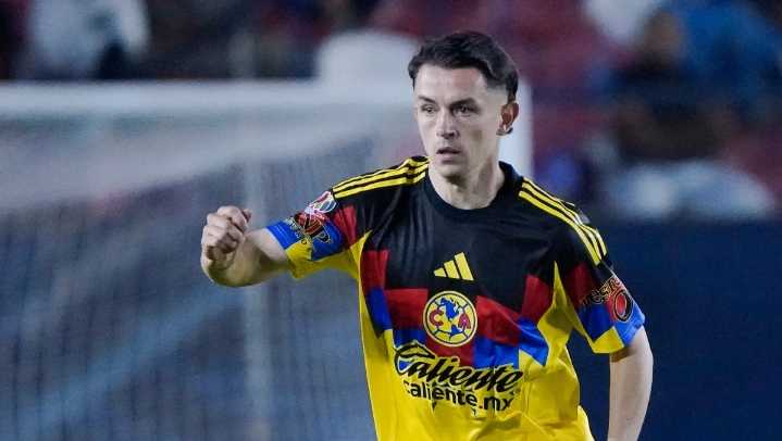 Álvaro Fidalgo entrena con protección en las rodillas