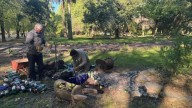 SE REUTILIZA MATERIAL DESCARTADO POR LA COMUNIDAD . Realizan tareas de acondicionamiento en el Parque