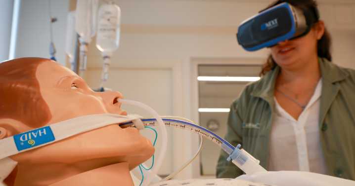 La UIB incorpora gafas de realidad virtual para simular las salas de UCIS