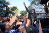 Recorrida de campaña. Javier Milei visita una empresa en San Nicolás y agrupaciones kirchneristas lo esperan con protestas