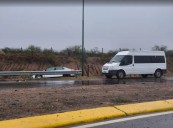 Dos accidentes en la madrugada salteña: Un camión volcó en el norte y un auto terminó en un pozo en la capital