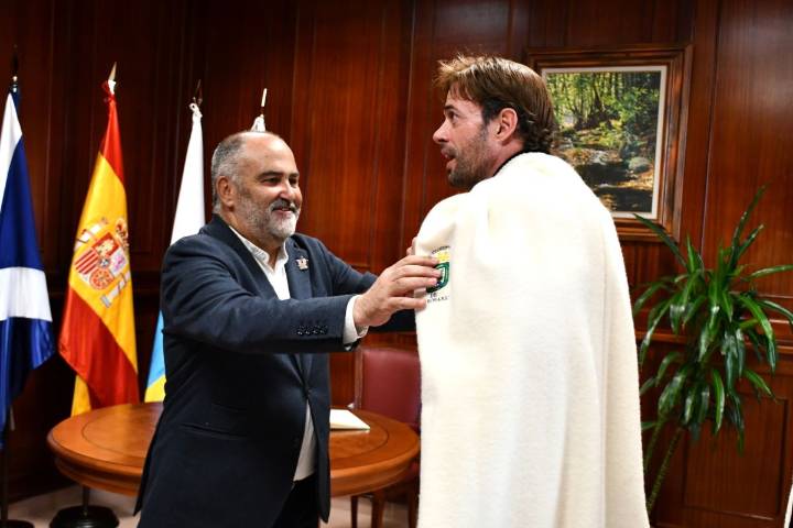 William Levy se pone la manta esperancera: “Símbolo de la identidad canaria”