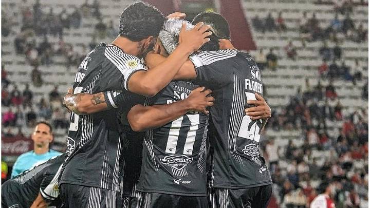 Central Córdoba hundió a Huracán en el Ducó y trepó a la cima de la Zona A