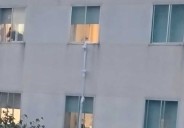 Un detenido, ingresado en el hospital, huye deslizándose por la fachada con la ayuda de sábanas