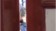 Fue a hacer una denuncia por violencia de género, tardaron en atenderla porque se estaban peinando