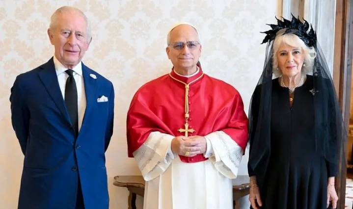 Rey Carlos de Inglaterra se convierte en el primer líder de la Iglesia anglicana en rezar con un Papa en 500 años
