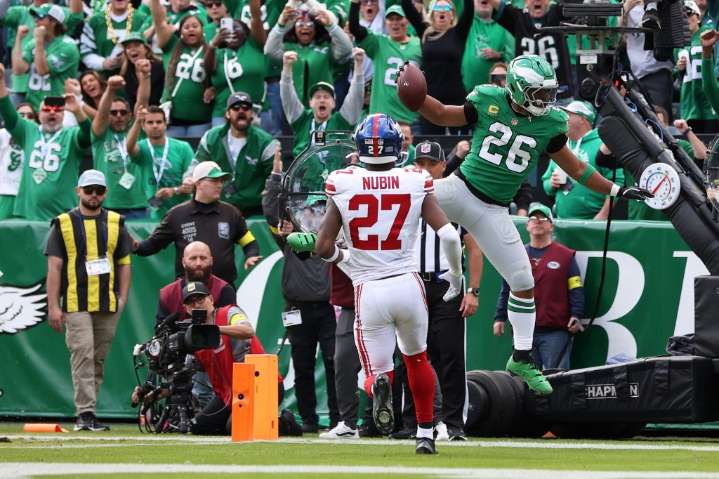 Saquon Barkley breaks out with 150 yards before hurting groin as Eagles pound Giants 38