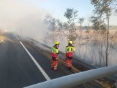 Controlado un incendio en la A-4 que generó una gran columna de humo y alarmó al tráfico