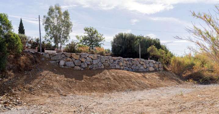 Estepona finaliza la construcción de un muro de escollera en el Camino de La Cala