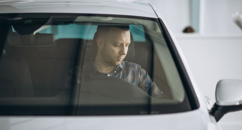 No son decoración: por qué no debes quitar los puntos negros del parabrisas de tu auto