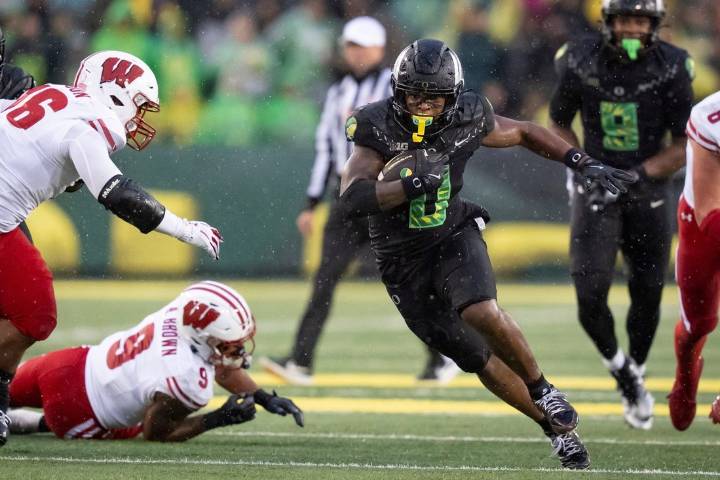 Deadspin | No. 6 Oregon overcomes QB injury, slow start to defeat Wisconsin
