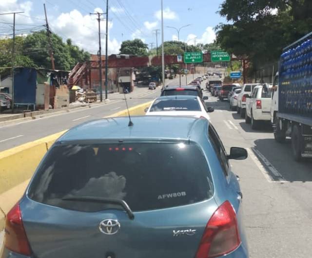 Retrasos por asfaltado convierten tramo de la Panamericana en “estacionamiento” este lunes