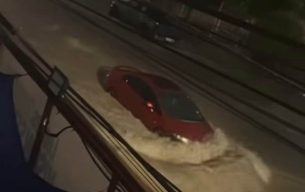 Corriente de agua arrastra carros con gente adentro
