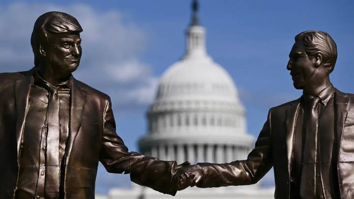 Tras conseguir un permiso, estatua de Donald Trump y Jeffrey Epstein de la mano será reinstalada en cercanías al capitolio