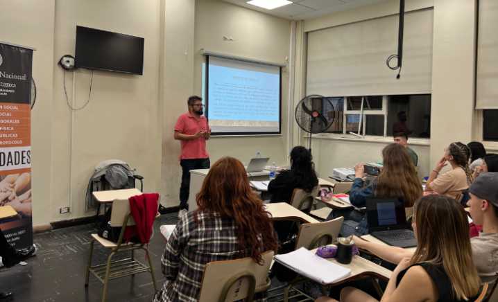 Un especialista internacional brindó una clase sobre el impacto de la política migratoria de los Estados Unidos en América Latina