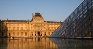 Detienen a dos sospechosos del robo millonario en el Museo del Louvre; siguen sin hallar joyas