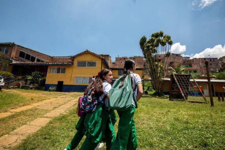 “Que los niños tengan mayor capacidad de aprender durmiendo más”: senador explicó el proyecto de ley para que colegios inicien clases a las 7:00 a.m.