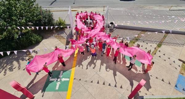 Realiza IMSS “lazo rosa”, para la prevención del cáncer de mama