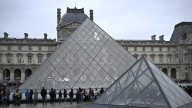 El Louvre continúa cerrado por segundo día mientras investigan el robo de 'las joyas reales' de Francia