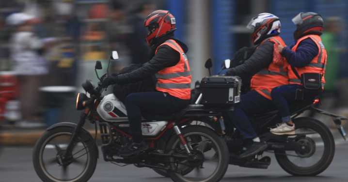 Desde noviembre se aplicarán multas a motociclistas que no usen chaleco distintivo y casco certificado
