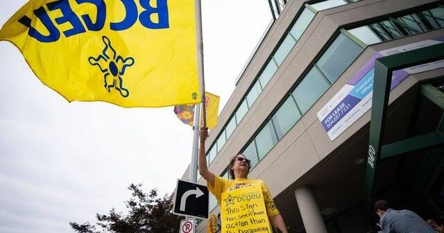 Unions converge in downtown Vancouver in push for B.C. public service contract