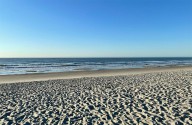 Cerrarán popular playa del sur de los Estados Unidos por lo que queda de 2025: colocarán unas 717.000 yardas cúbicas de arena en 1,8 millas de la costa