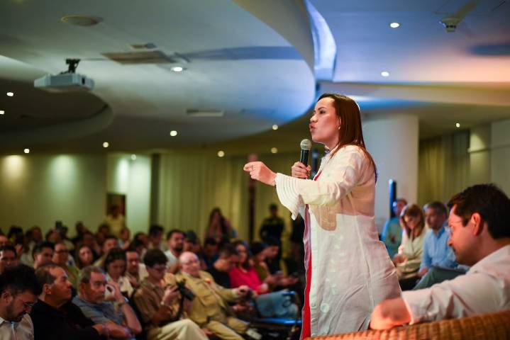 Carolina Corcho apuesta a los movimientos sociales, las mujeres y las regiones para competir con Quintero y Cepeda
